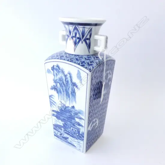 JAPANESE BLUE & WHITE VASE, H. 250MM
