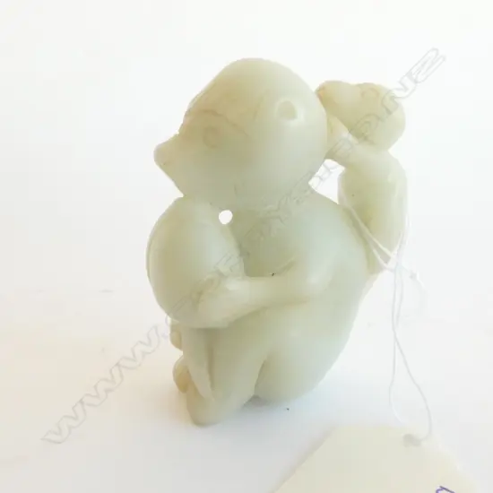 JADE MONKEY HANDLING STONE, L 65MM