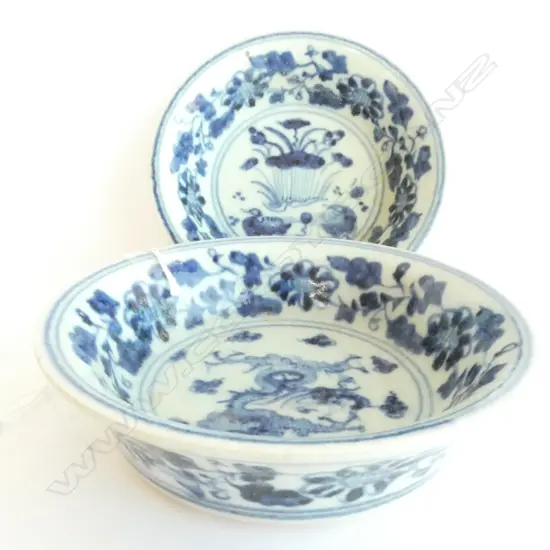 PAIR MING STYLE BLUE & WHITE DISHES, DIA. 140MM