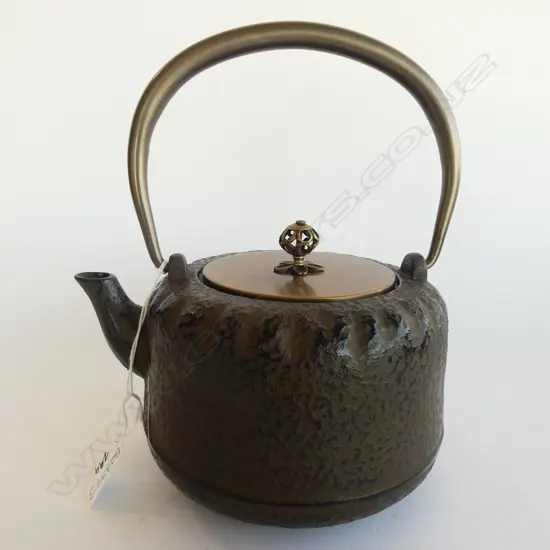 JAPANESE IRON TEAPOT, H. 230MM (INC. HANDLE)