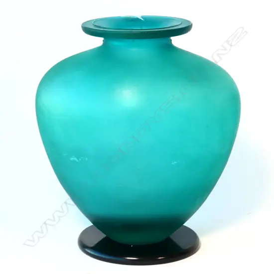 LARGE FROSTED GREEN GLASS VASE ON WOODEN BASE, H. 265MM