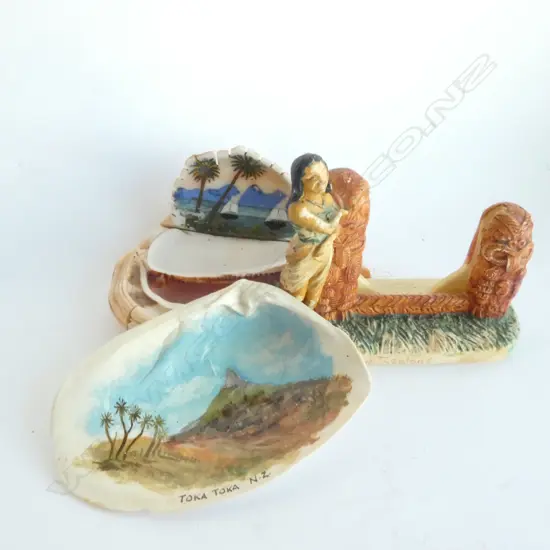 THREE SMALL VINTAGE SOUVENIR ITEMS; 2 NZ ITEMS 
