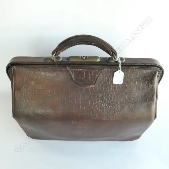 GOOD VINTAGE LEATHER DOCTOR'S BAG, 390 X 400MM