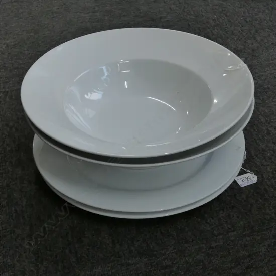 TWO LG WHITE PORCELAIN SERVING BOWLS (DIA 365MM) & 2 LG PLATTERS (DIA 370MM)