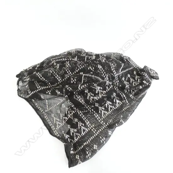 DECO STYLE LONG SHAWL WITH WOVEN METAL DESIGN
