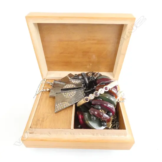 ITALIAN MUSIC BOX WITH JEWELLERY