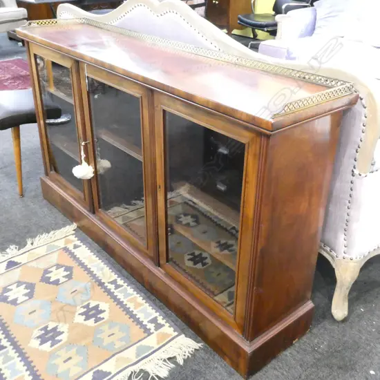 VICTORIAN MAHOGANY 3 GLASS DOOR DISPLAY CABINET, BRASS GALLERY, WITH KEY 1530 D. 350 H. 900MM