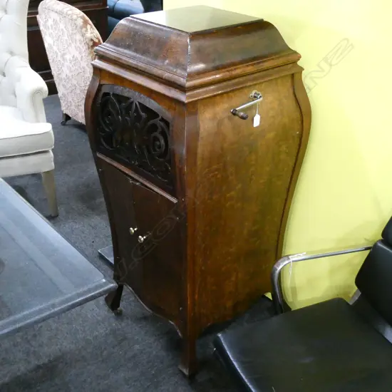 CASED GRAMOPHONE C. 1910 WORKING WITH RECORDS H. 1160MM