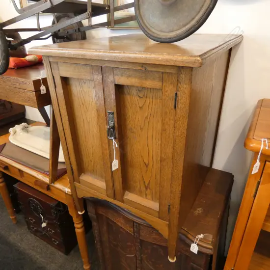 SMALL OAK SIDE TABLE H. 725MM