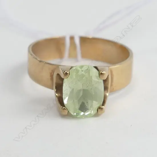 9ct GOLD SYNTHETIC GREEN STONE RING 1.80gm