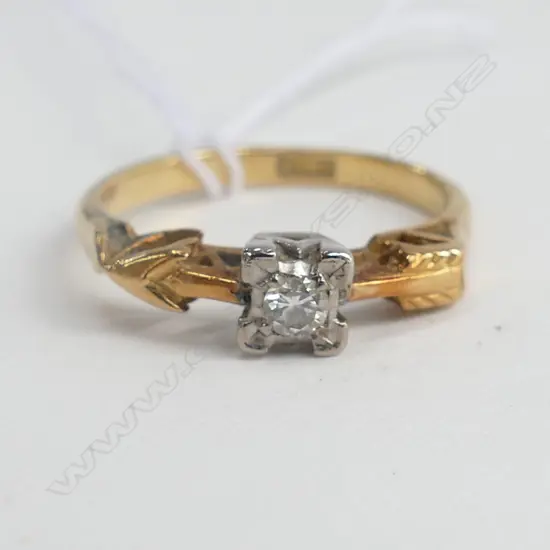 18ct GOLD & DIAMOND SOLITAIRE RING, TOTAL 2.3gm