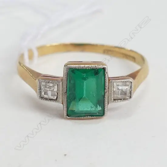 18ct GOLD RING, SYNTHETIC EMERALD FLANKED BY 2 WHITE SAPPHIRES? TOTAL 2.2gm