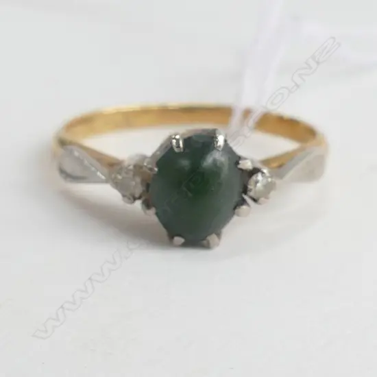 18ct GOLD RING, POUNAMU FLANKED BY 2 DIAMONDS TOTAL 2.2gm