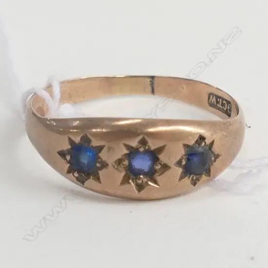 9ct GOLD 3 STONE SAPPHIRE GYPSY RING1.80gm