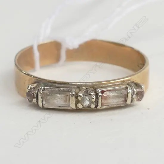 9ct RING w PASTE BAGUETTE STONES 1.75gm