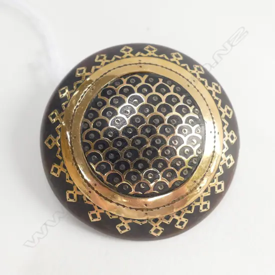 HIGH CARAT GOLD INLAID TORTOISESHELL DOME BROOCH (REGLUED PIN HINGE)
