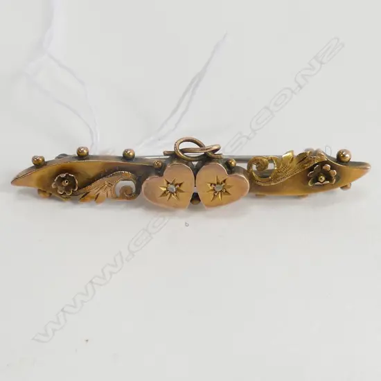 9ct GOLD BAR BROOCH SET w 2 SMALL DIAMONDS. 2.25gm