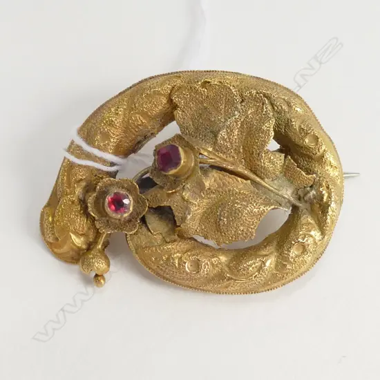 15ct GOLD LEAF SHAPED BROOCH SET w 2 RED STONES. 3.4gm