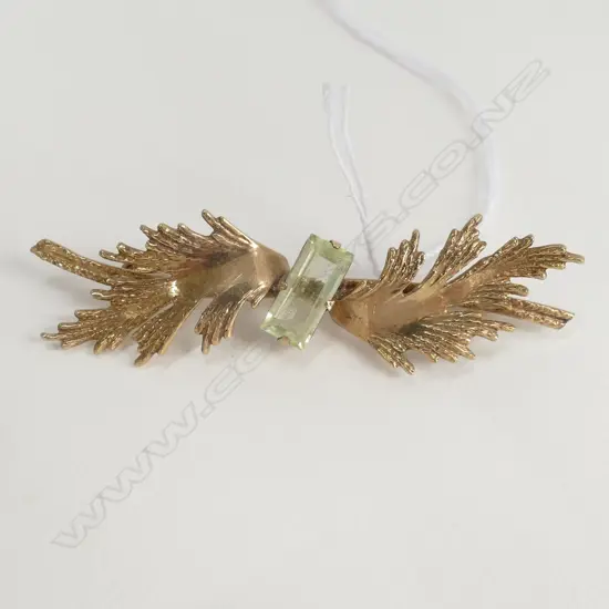 9ct GOLD BAR BROOCH SET WITH PALE GREEN STONE. TOTAL 5.85gm