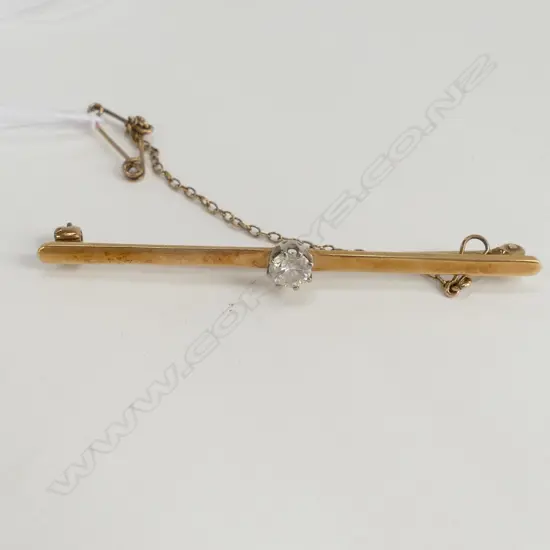 18ct GOLD BAR BROOCH SET w DIAMOND (APPROX 0.48ct).TOTAL 3.5gm