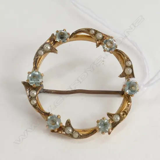 9ct GOLD CIRCLET BROOCH SET w SIMULATED AQUAMARINES & PEARLS. 2.6gm