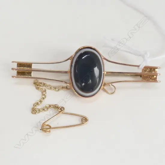 9ct GOLD BANDED ONYX BAR BROOCH. TOTAL 4gm