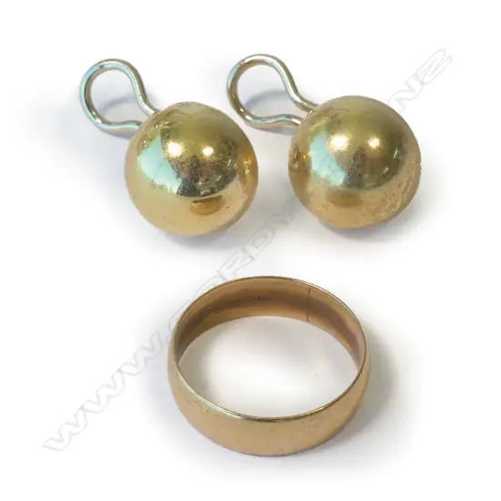 PR 18CT GOLD CLIP-ON EARRINGS (7.92GM INCL. BACKS) PLUS 18CT GOLD WEDDER (4.12GM)