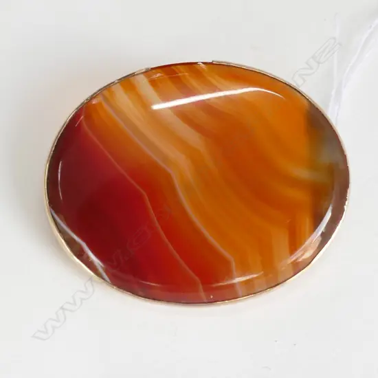 UNMARKED 9ct GOLD FRAMED BANDED CARNELIAN BROOCH (SMALL PCE OF RUBOVER MOUNT MISSING)
