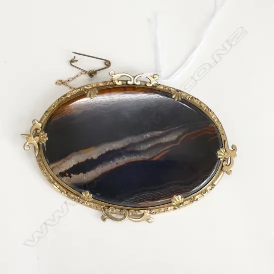 VICTORIAN OVAL AGATE PANEL BROOCH IN PINCHBECK FRAME