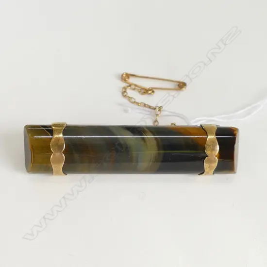 UNMARKED 9ct GOLD BAR BROOCH SET w PETRIFIED WOOD (APPROX 3gm GOLD)