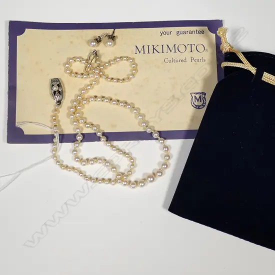  MIKIMOTO PEARL NECKLACE WITH GUARANTEE PLUS A PAIR PEARL STUD EARRINGS (NOT MIKIMOTO)