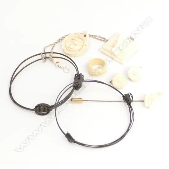 ASST. IVORY AND BONE ITEMS