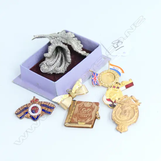 4 ROYAL BADGES, 1953 CORONATION BOOK, COSTUME BROOCH