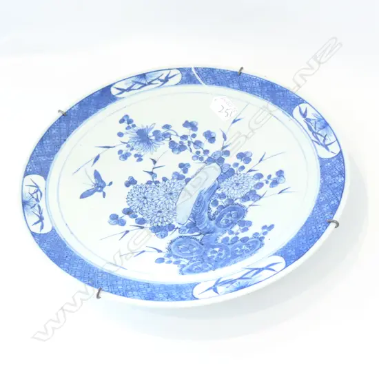 (18243) 19THC JAPANESE B&amp;W WALL PLATE / CHARGER 