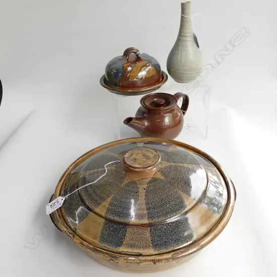 4 NAMED NZ STUDIO POTTERY PCES; 