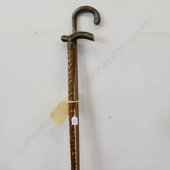2 VINTAGE WALKING STICKS, HORN HANDLES 940MM L