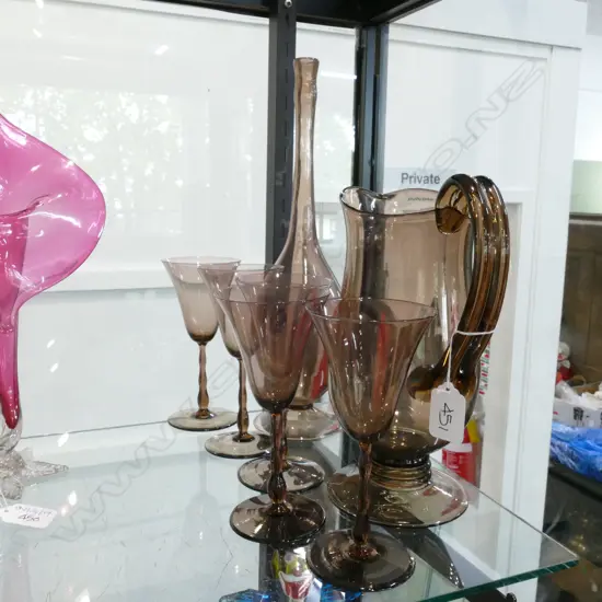 HAND BLOWN BROWN GLASS JUG, DECANTER AND 5 GLASSES
