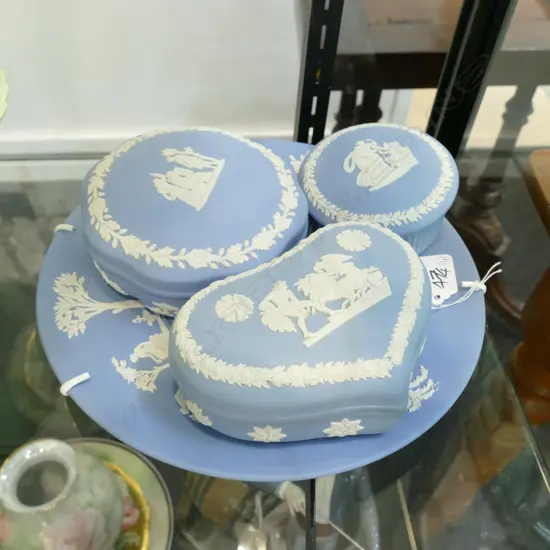 4 PCES WEDGWOOD JASPERWARE; PLATE AND 3 TRINKET BOXES