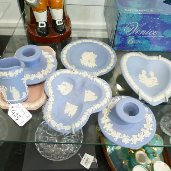 7 PCES WEDGWEOOD JAPERWARE INCL. PINK TRAY AND PR CHANDLEHOLDERS