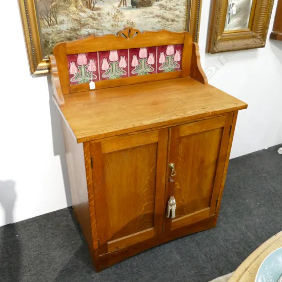 AN OAK ARTS AND CRAFTS TILE  BACK WASHSTAND W 760 MM