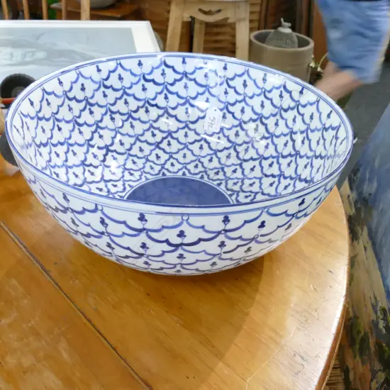 LARGE CHINESE PORCELAIN BOWL 
