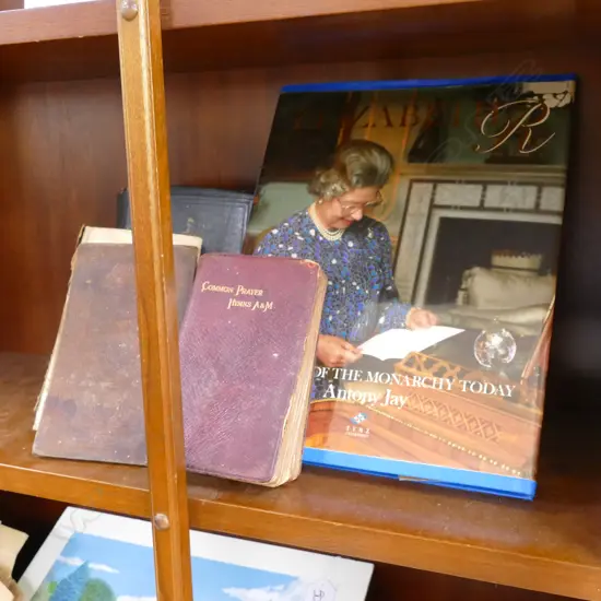 ASST VINTAGE BIBLES + Q ELIZABETH BOOK