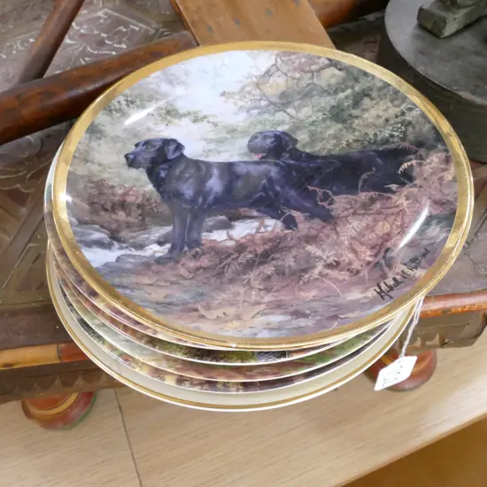 4 WEDGEWOOD PLATES + 1 ROYAL DOULTON + OTHER