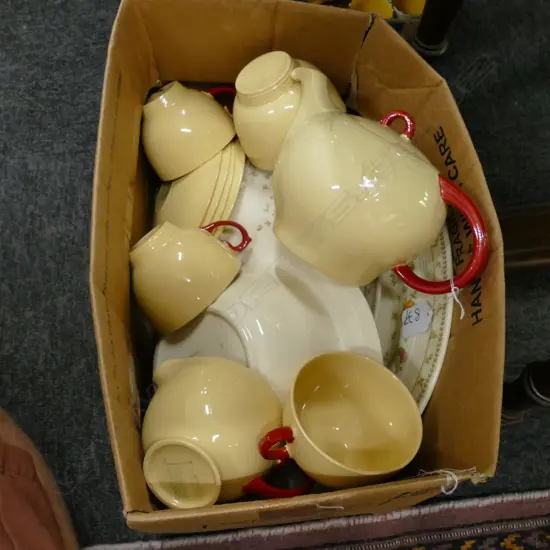 BOX OF WOODS CHINA INCL 4 PCS "SUNNY BROOK" 7 PCS JASMINE "NON-DRIP" TEAPOT