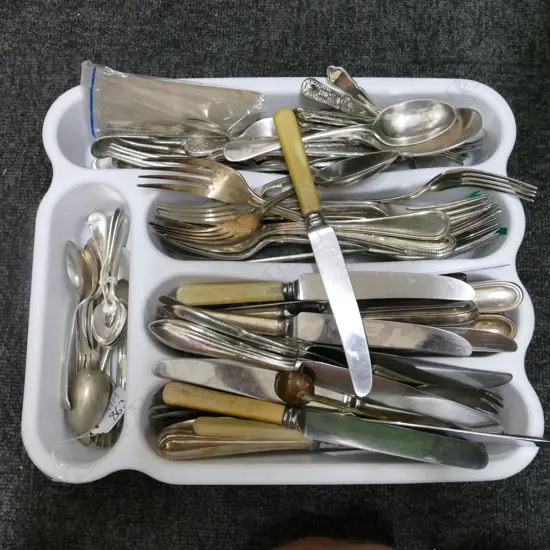 LARGE TRAY OF VINTAGE CUTLERY