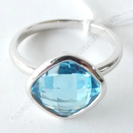 9CT WHITE GOLD & BLUE TOPAZ RING