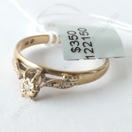 9CT GOLD AND DIAMOND RING 