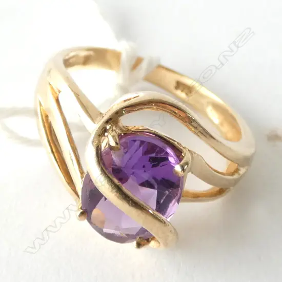 9CT GOLD & PURPLE STONE RING 3.0 GRAMS