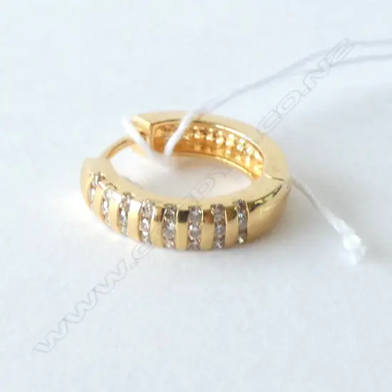 18ct GOLD SINGLE DIAMOND HOOP EARRING 2.25gms