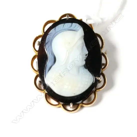 GOLD & HARDSTONE (CHALCEDONY) CAMEO CARVED BROOCH